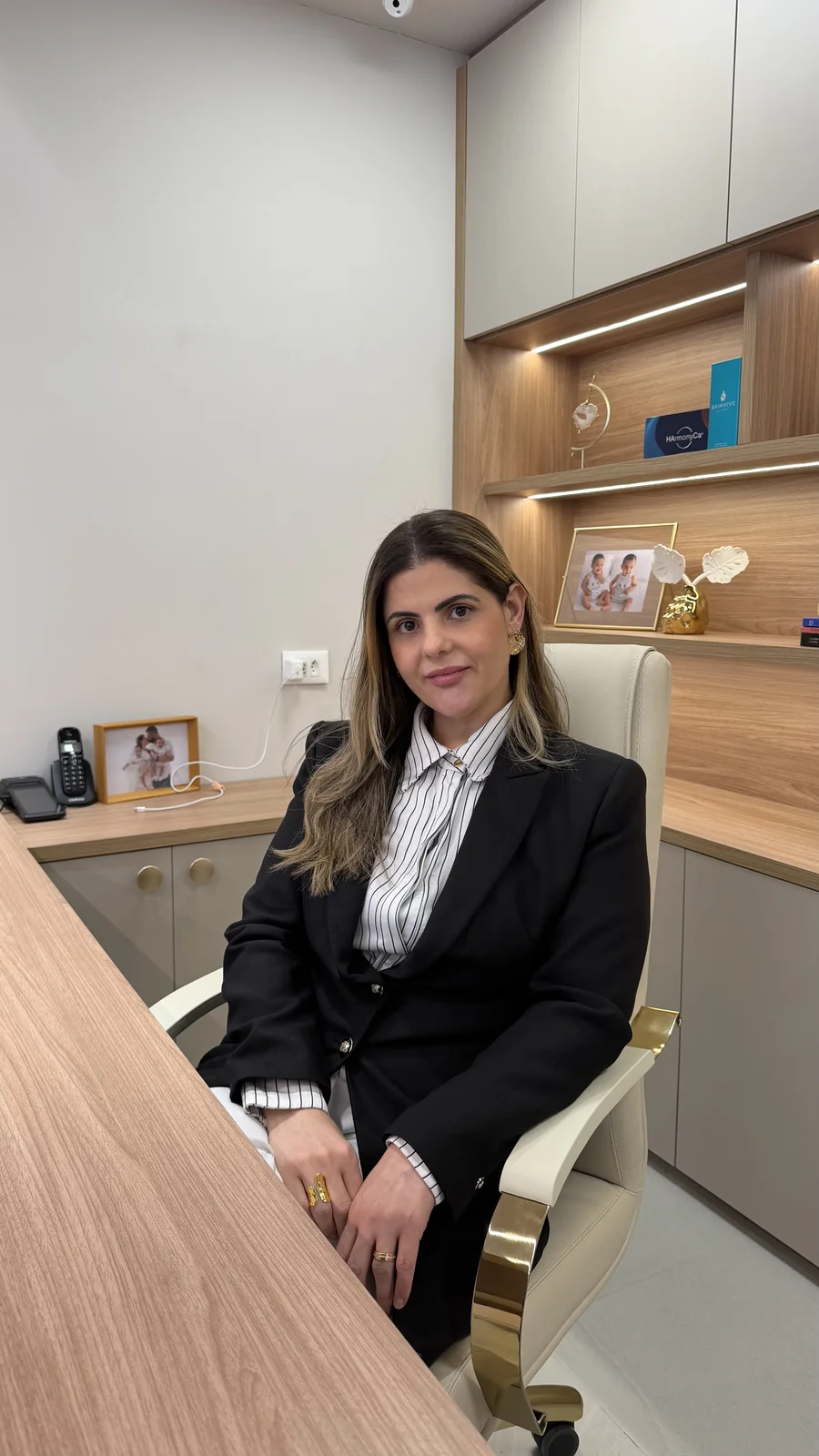 Dra. Taiana Pires Matos em seu consultório em Santana, São Paulo